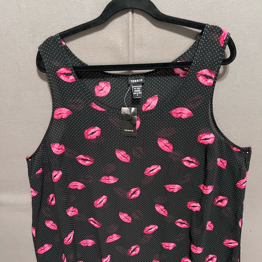 Torrid Black Top with Pink Lip Print Lot 38